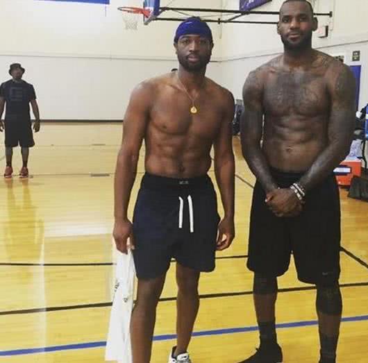 手同场竞技 手同场竞技